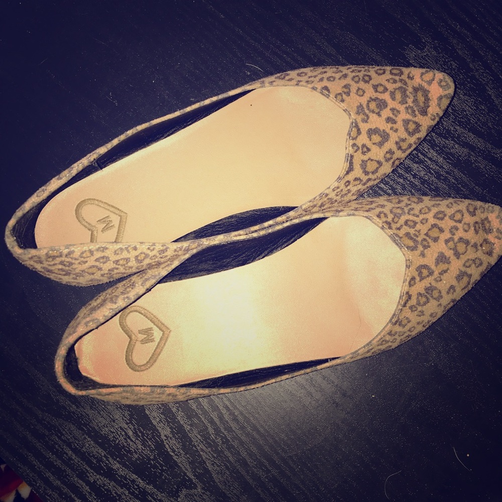 Cheetah print pointed toe flats